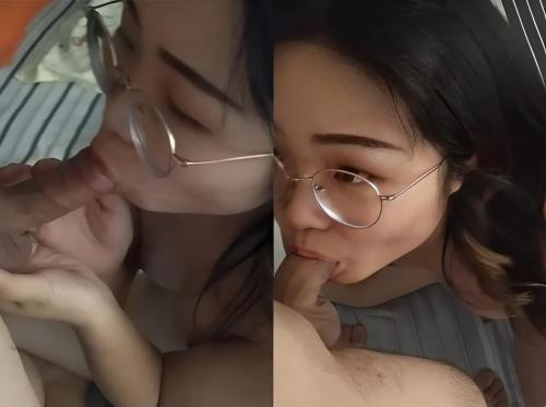 Seorang siswa berkacamata memberikan bj kepada pacarnya