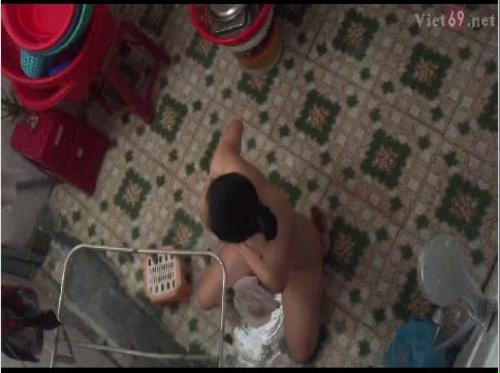 Diam-diam merekam seorang gadis sedang mandi