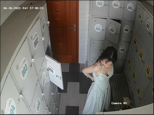 Caméra cachée filmant le vestiaire de la piscine - 2